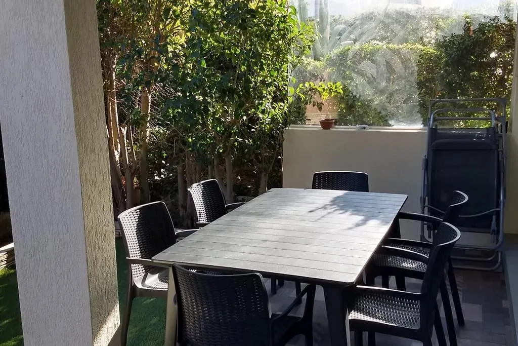 Particulier loue T3 en rez de jardin à 30 mètres de la plage avec un double box La Ciotat 0*,