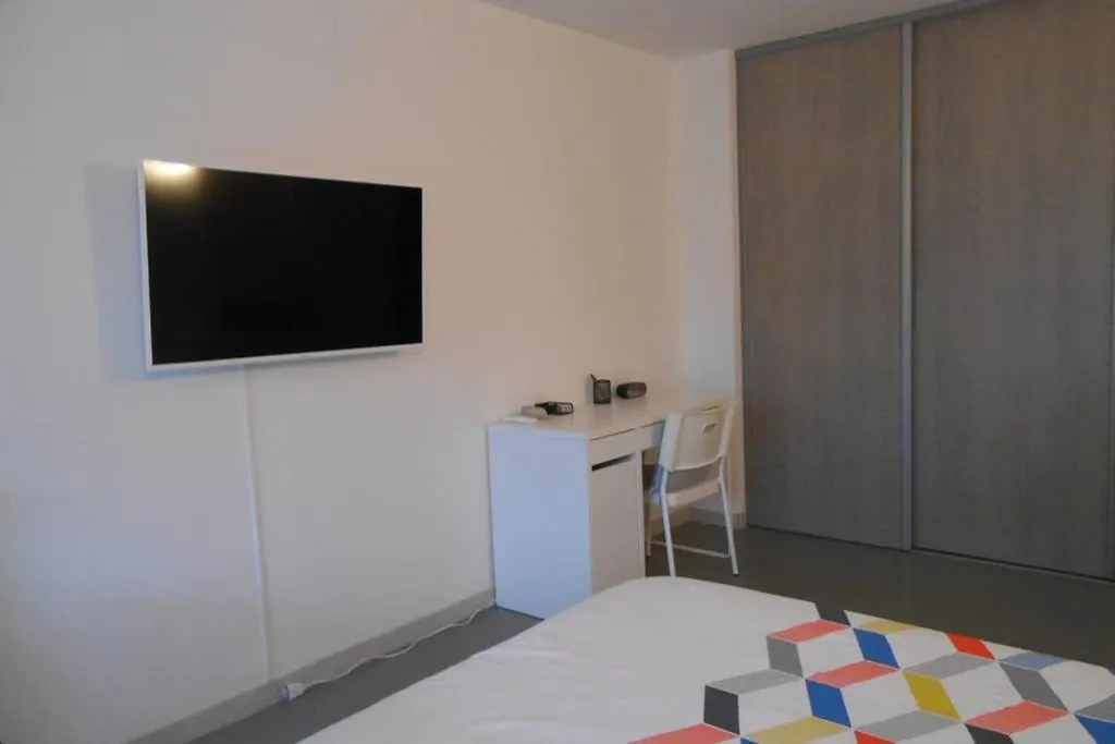 Particulier loue T3 en rez de jardin à 30 mètres de la plage avec un double box La Ciotat Appartement