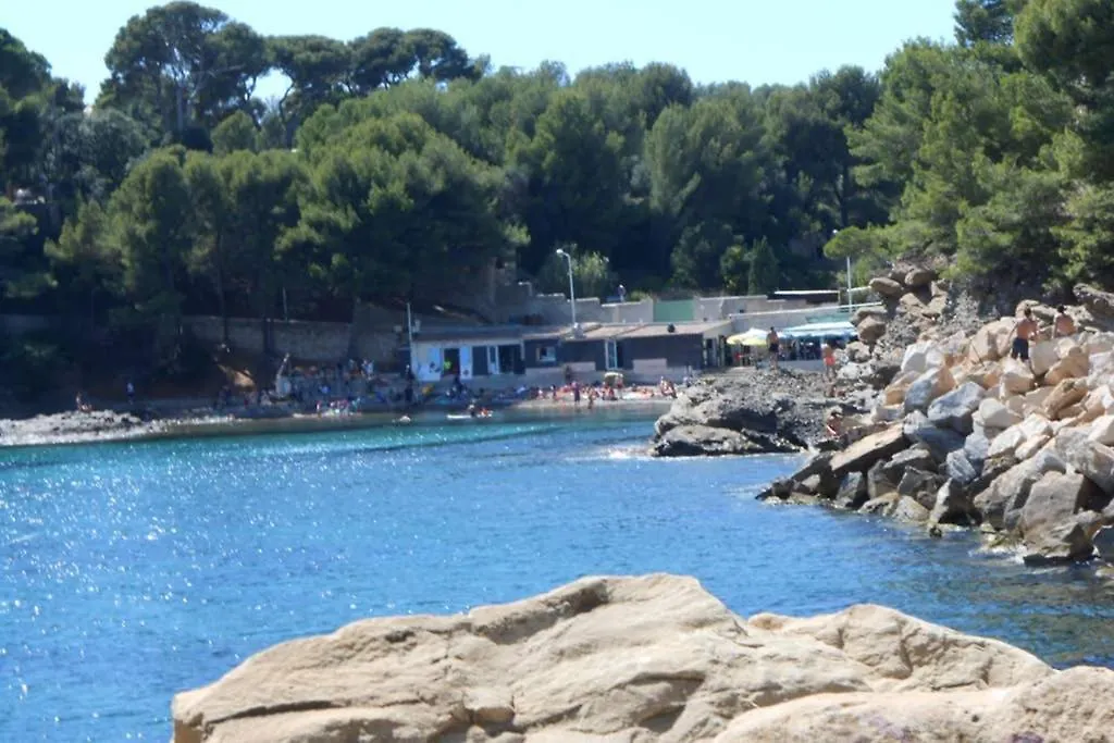 Particulier loue T3 en rez de jardin à 30 mètres de la plage avec un double box La Ciotat France
