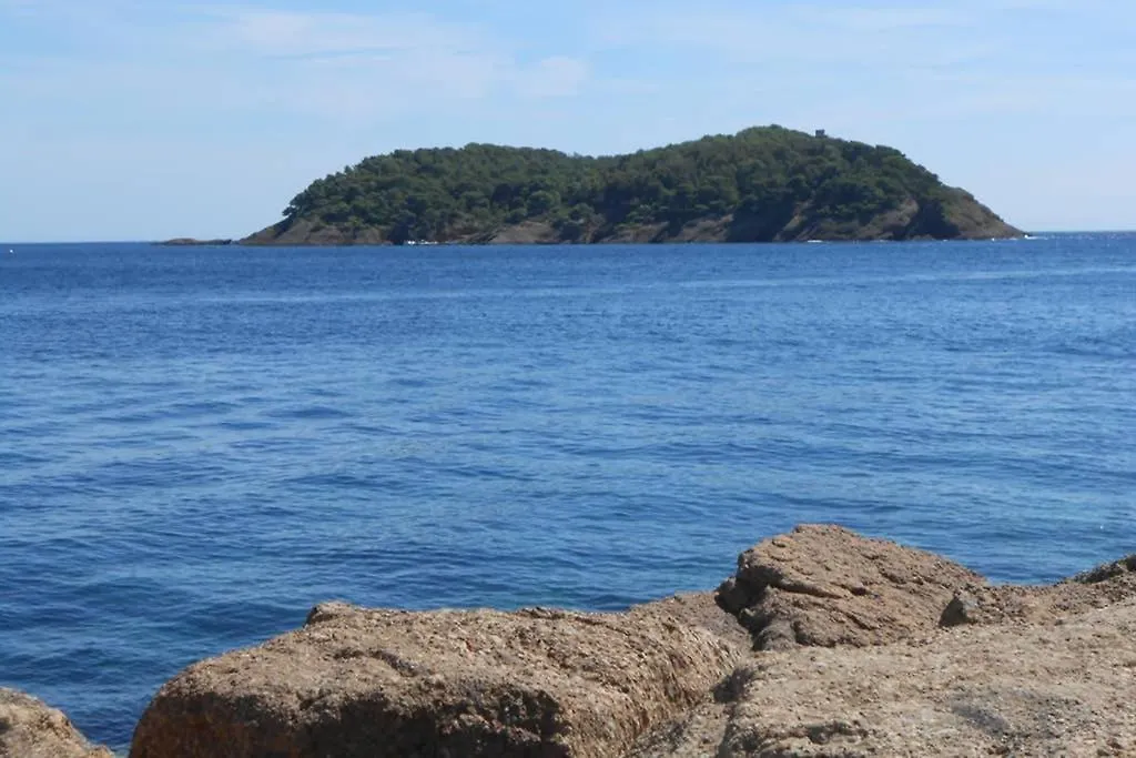 Particulier loue T3 en rez de jardin à 30 mètres de la plage avec un double box La Ciotat