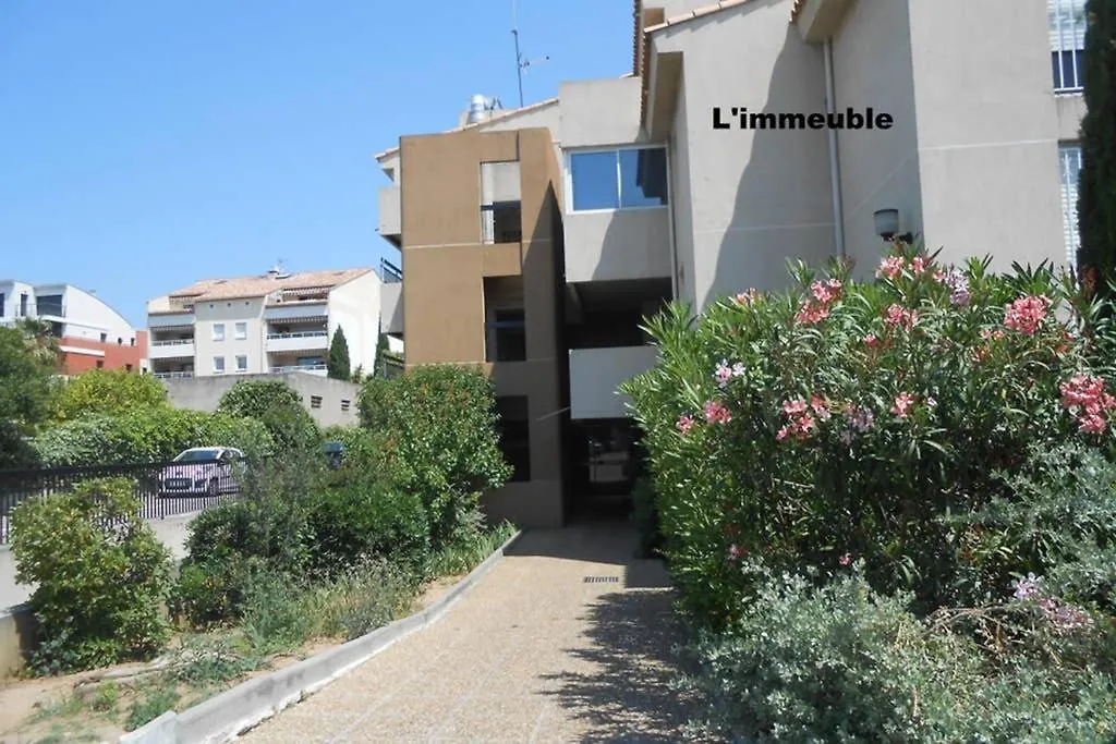 Particulier loue T3 en rez de jardin à 30 mètres de la plage avec un double box La Ciotat